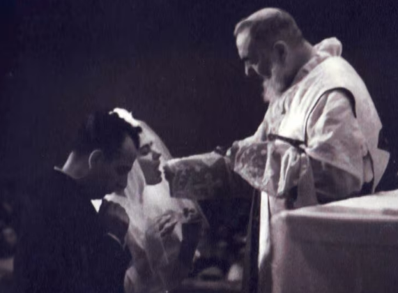 Como Fortalecer seu Casamento Através da Poderosa Intercessão de Padre Pio: Um Guia Católico para a Cura, o Perdão e o Amor Duradouro